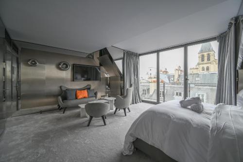 une chambre d'hôtel avec un lit et une grande fenêtre dans l'établissement Sublime Suite à saint Germain des Près (Montana 7), à Paris
