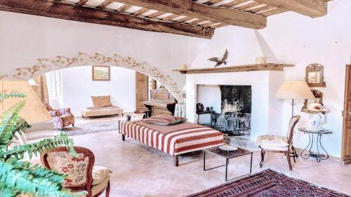 uma sala de estar com um sofá e uma lareira em Exclusive pool - wondrous views - biological Gardens - pool house - 11 guests em Marzolini