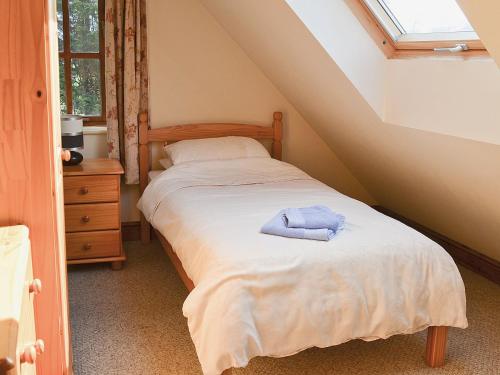 een kleine slaapkamer met een bed en een raam bij Rose Cottage - 30502 in West Firle