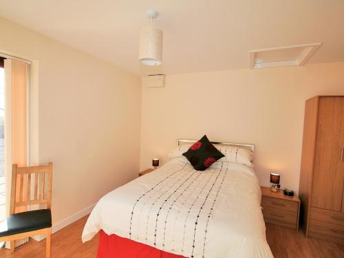 um quarto com uma cama com uma almofada em Russet Cottage - E4678 em Brean