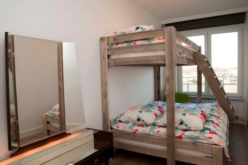 una camera con letto a castello e specchio di 2 bedroom appartement in Antwerp, with amazing view ad Anversa