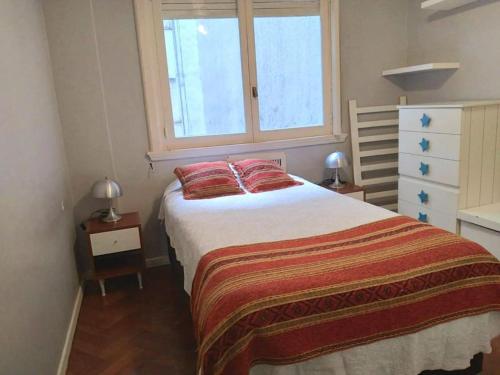 Un dormitorio con una cama grande y una ventana en COZY SUPER SHINY AND SILENT APARTMENT IN PALERMO en Buenos Aires