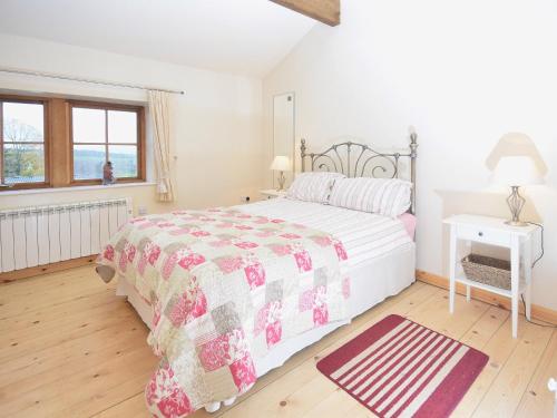 Habitación blanca con cama y ventana en Bramble Cottage - 27978, en Whalley