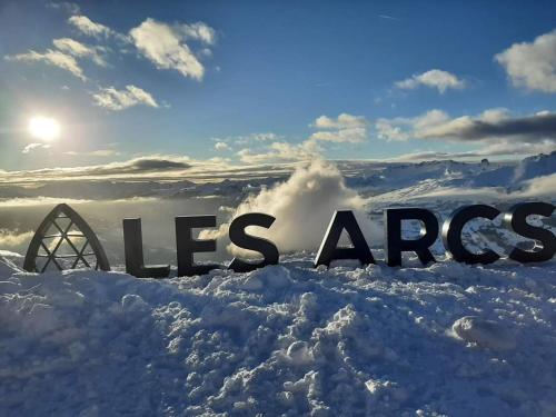 un signe dans la neige avec les mots atténués dans l'établissement Duplex les Arcs 1800 - Pierra Menta - Vue Imprenable avec Terrasse et Balcon - 9 Personnes, à Bourg-Saint-Maurice