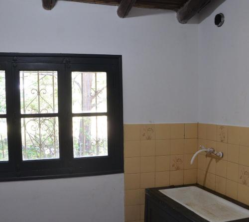 y baño con ventana y bañera. en Rios libres en Potrerillos