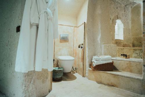 a bathroom with a toilet and a tub and a sink at Hu of Cappadocia - Special Class in Uchisar