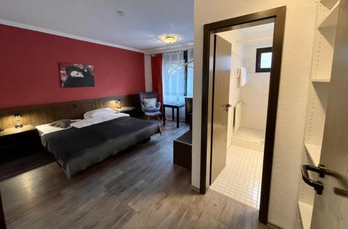 バート・ナウハイムにあるホテル ブルネンホフのベッドとバスルーム付きのホテルルームです。