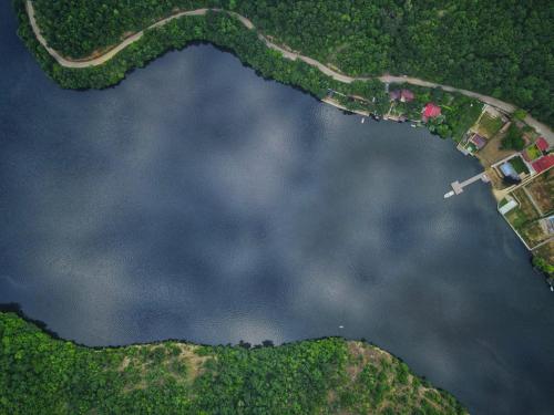 una vista aérea de un cuerpo de agua en Nautica Bahna en Orşova