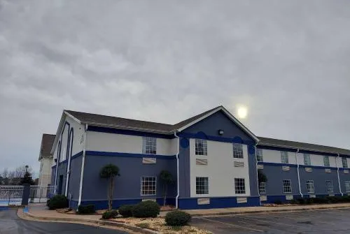 Days Inn & Suites by Wyndham Huntsville in Huntsville