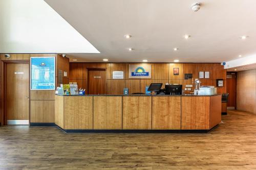 ピーターバラにあるDays Inn Peterboroughのフロントデスクのある病院のロビー