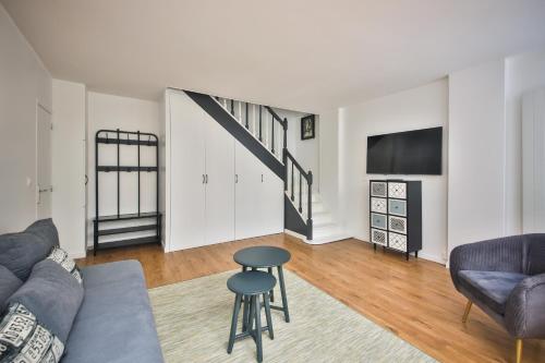 un salon avec un canapé et une chaise dans l'établissement 2.Luxueux Duplex 6/8pers/Full Equipped/République, à Paris