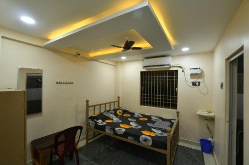 een kleine kamer met een bed en een plafond bij VIJAY BALAJI MAHAL A/C in Tiruvannamalai