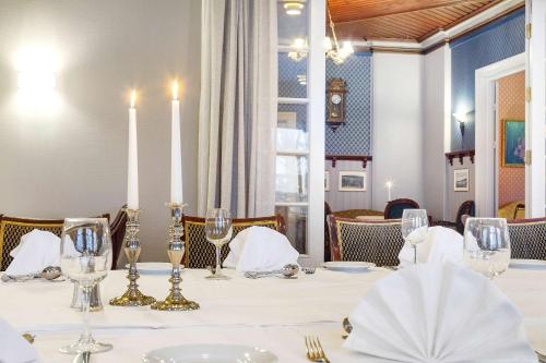 una mesa con un mantel blanco y gafas en Best Western Tingvold Park Hotel en Steinkjer