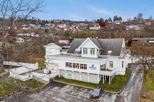 uma vista aérea de uma casa branca em Best Western Tingvold Park Hotel em Steinkjer
