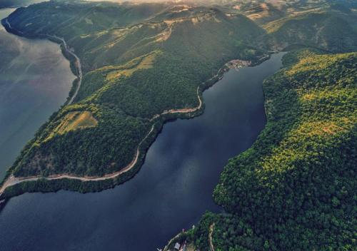 uma vista aérea de um rio com árvores e água em Nautica Bahna em Orşova