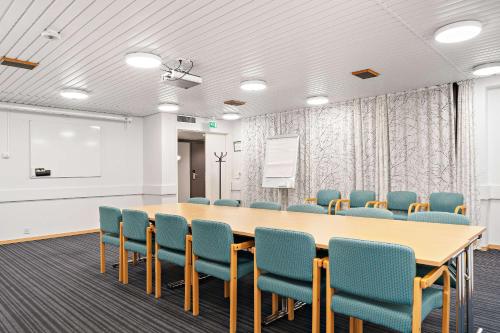 a conference room with a long table and chairs at Havly Hotell in Stavanger