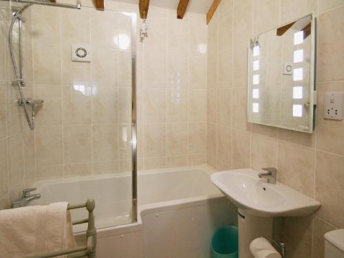 Bathroom sa Granary Cottage - E5626