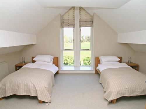 - 2 lits dans une chambre avec fenêtre dans l'établissement The Bothy House, à Berwick Hill