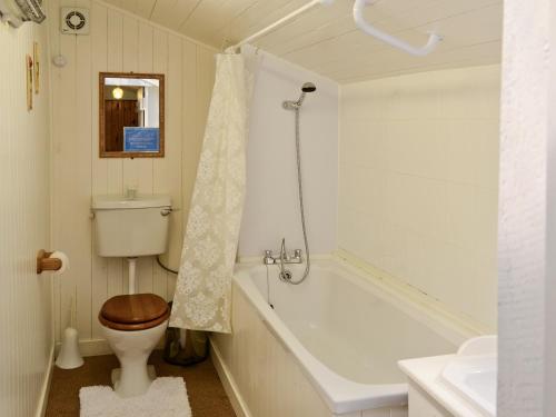 a bathroom with a toilet and a tub and a sink at Achd in Nedd