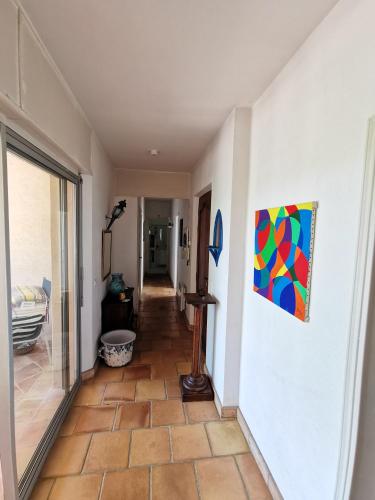 un couloir doté de carrelage et d'une peinture murale. dans l'établissement Villa accueillante avec piscine à La Croix-Valmer, à La Croix-Valmer