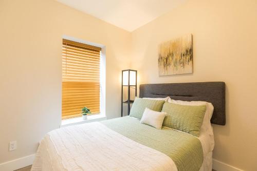 una camera con letto e finestra di Updated 2 Bedroom Apartment a Great Falls