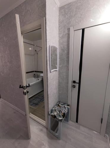 a bathroom with a shower with a glass door at Уютная квартира 2 Бесконтактное заселение круглосуточно in Uralsk
