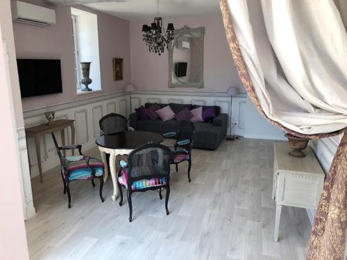 Cottage du chateau for 4 people 90 M- 2 bedrooms 2 bathrooms pool