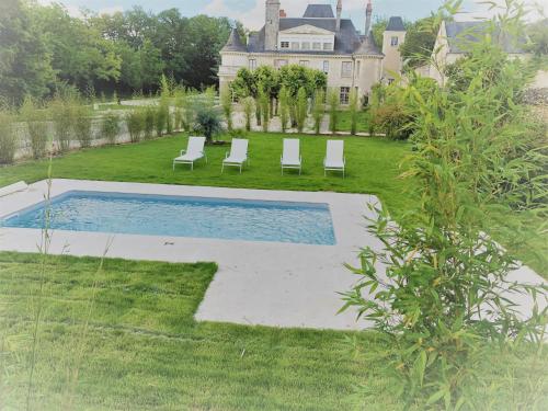 une arrière-cour avec une piscine, des chaises et une maison dans l'établissement Cottage du chateau for 4 people 90 M- 2 bedrooms 2 bathrooms pool, à Azay-le-Rideau