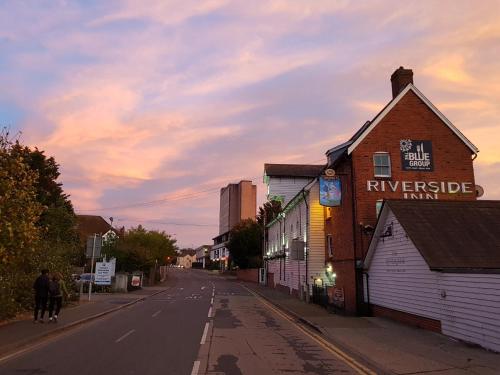 uma rua vazia numa cidade com um edifício em The Riverside Inn em Chelmsford