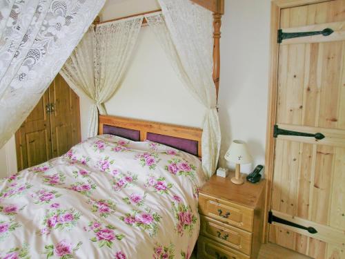 Säng eller sängar i ett rum på Coastline Cottage