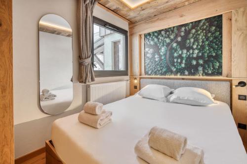 a bedroom with a bed with two towels on it at Appartement Cafetan in Tignes