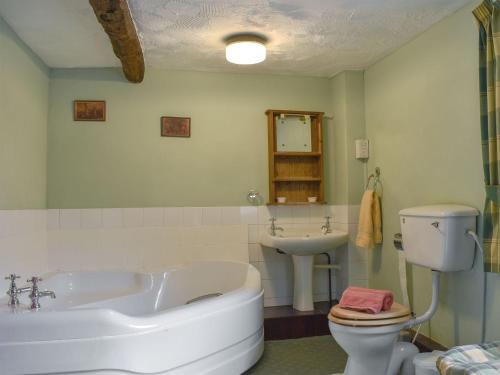 Gayle Farmhouse في هاويس: حمام مع حوض ومرحاض ومغسلة