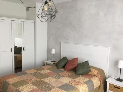 um quarto com uma cama com duas almofadas em Moncalvilla em Sojuela
