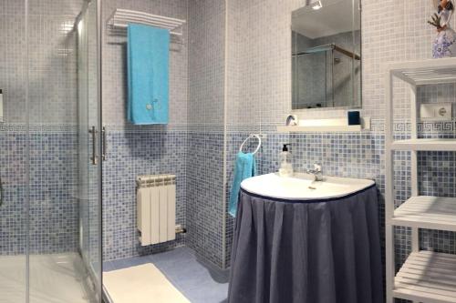 een badkamer met een wastafel en een douche bij Moncalvilla in Sojuela