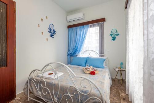 1 dormitorio con 1 cama de metal en una habitación en Stratos Seaside corner apartment, en Rethymno