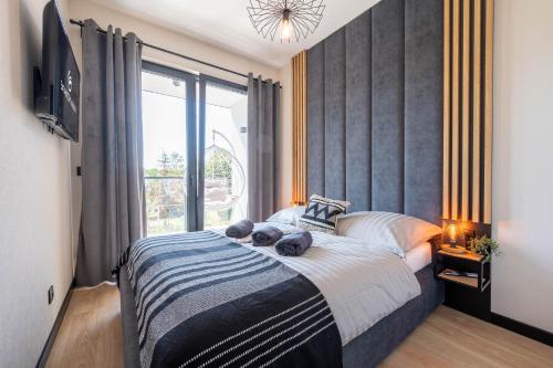 sypialnia z łóżkiem z dwoma misiami w obiekcie Domki i apartamenty Skandynawia w mieście Dąbki