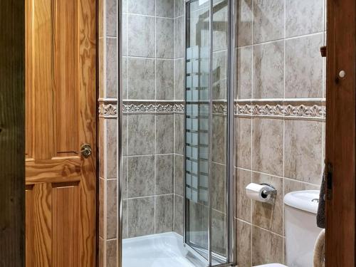 La salle de bains est pourvue d'une douche, de toilettes et d'un lavabo. dans l'établissement Kingfisher Lodge, à Hagwothingham