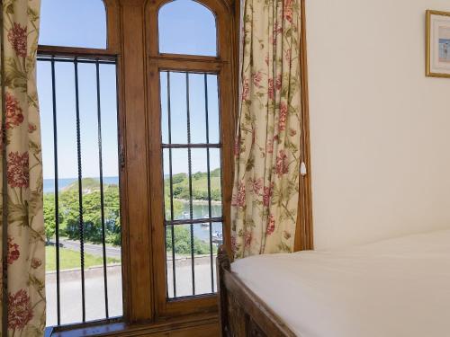 クーム・マーティンにあるHarbour Apartment - FHHのベッドルーム1室(海の景色を望む窓付)