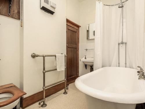 クーム・マーティンにあるHarbour Apartment - FHHのバスルーム(白い洗面台、トイレ付)