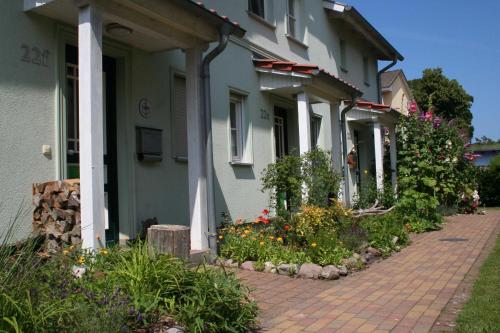 Una casa con flores al costado. en FH Nordlicht, en Wustrow