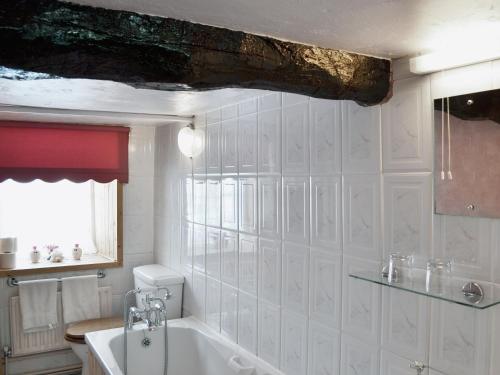 Myddfai的住宿－Sherrifs Lodge - Hw7730，浴室配有盥洗盆和浴缸。