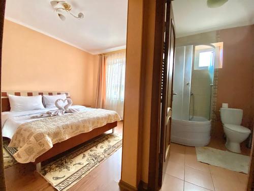 Ein Badezimmer in der Unterkunft садиба В ГОРАХ у Аліни