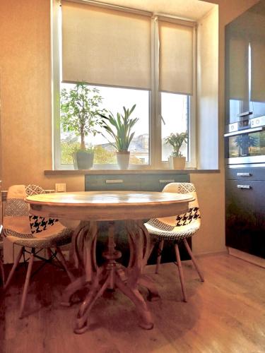 a table and chairs in a kitchen with a window at VIP Квартира Подобово Центр, 2 кімнати, Смарт ТВ, Документи in Rivne