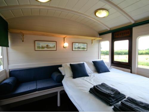 una cama en la parte trasera de una sala de trenes en Railway Carriage One - E5337 en Wetheringsett