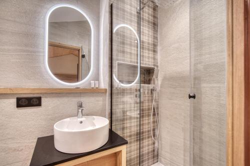 een badkamer met een wastafel en een douche bij Appartement 123 (RDP) in Tignes