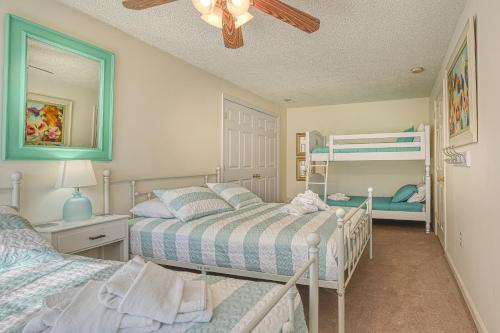 Heather Cove في Bumpass: غرفة نوم بسريرين وسرير بطابقين