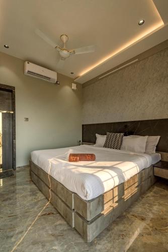Ένα ή περισσότερα κρεβάτια σε δωμάτιο στο SaffronStays HeavOne Penta, Lonavala