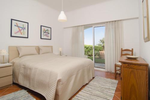 En eller flere senge i et værelse på Villa Camena, private pool, sea view, residential area outside of the village Praia da Luz