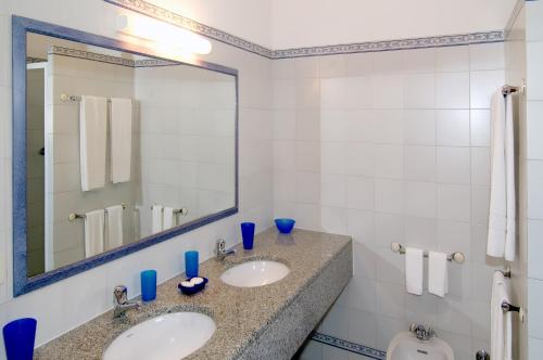 Et badeværelse på Villa Camena, private pool, sea view, residential area outside of the village Praia da Luz