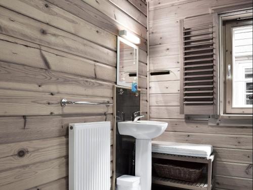 baño con lavabo blanco y paredes de madera en Alder - Uk5502, en Killin